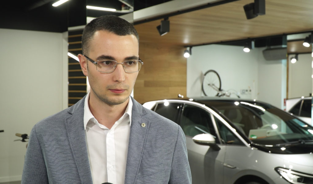 Samochody elektryczne mają coraz większe zasięgi i można je szybko ładować. Najwięksi producenci rozwijają ofertę ekologicznych pojazdów