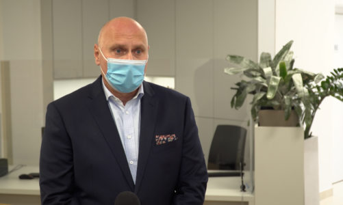 Coraz więcej Polaków decyduje się wykonać badania na COVID-19 w prywatnych placówkach medycznych. Na rynek weszły właśnie o połowę tańsze testy genetyczne