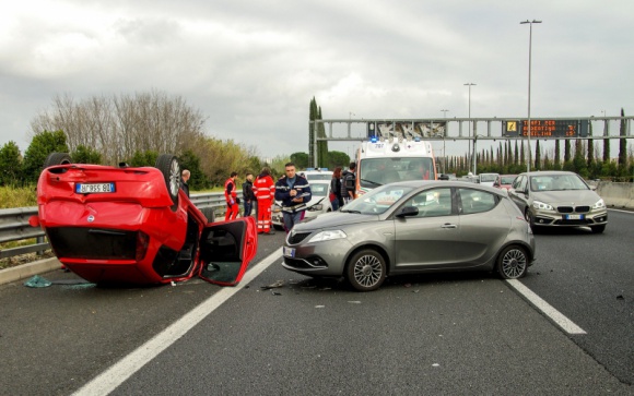 Mniej rannych na drogach, ale trudniej im się leczyć? Motoryzacja, BIZNES - Pandemia poprawiła bezpieczeństwo na drogach, ale nie ułatwia poszkodowanym leczenia. Czy powrót do zdrowia można przyspieszyć prywatnym ubezpieczeniem?