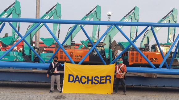 Transport, BIZNES - Firma DACHSER wsparła proces naprawy żurawia w Indonezji, organizując transport stalowego wysięgnika z Düsseldorfu do Dżakarty. Wysięgnik o długości 23 metrów i szerokości 3,6 m. większość swojej 55-dniowej „podróży” spędził na pokładzie statku., Dachser: Żuraw dla południowo-wschodniej Azji Transport, BIZNES - Firma DACHSER wsparła proces naprawy żurawia w Indonezji, organizując transport stalowego wysięgnika z Düsseldorfu do Dżakarty. Wysięgnik o długości 23 metrów i szerokości 3,6 m. większość swojej 55-dniowej „podróży” spędził na pokładzie statku.