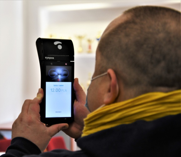 Transport, BIZNES - MPK Wrocław uruchomiło płatność okiem w Biurze Obsługi Pasażera. Miejska spółka jest pierwszym na świecie przewoźnikiem, który wprowadził innowacyjny systemem płatności tęczówką oka od wrocławskiego fintechu PayEye., Pierwsze miejski przewoźnik na świecie, w którym za miesięczny zapłacicie… okiem Transport, BIZNES - MPK Wrocław uruchomiło płatność okiem w Biurze Obsługi Pasażera. Miejska spółka jest pierwszym na świecie przewoźnikiem, który wprowadził innowacyjny systemem płatności tęczówką oka od wrocławskiego fintechu PayEye.