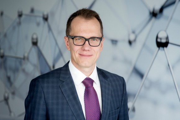 Energetyka, BIZNES - Opłata mocowa weszła w życie z dniem 1 stycznia 2021 roku. Jak jednak wygląda świadomość konsumentów na temat nowej opłaty? Z czym się wiążą wzrosty opłat za energię oraz czy istnieje perspektywa aby uniknąć zwiększonych kosztów? Ekspert Alians OZE podpowiada., Fotowoltaika a opłata mocowa Energetyka, BIZNES - Opłata mocowa weszła w życie z dniem 1 stycznia 2021 roku. Jak jednak wygląda świadomość konsumentów na temat nowej opłaty? Z czym się wiążą wzrosty opłat za energię oraz czy istnieje perspektywa aby uniknąć zwiększonych kosztów? Ekspert Alians OZE podpowiada.