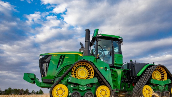 Rolnictwo, BIZNES - Firma John Deere wprowadziła na rynek nowy asortyment ciągników serii 9R na rok 2021, z flagowymi modelami 9R 640 i 9RX 640 o mocy 691 KM na czele. Najnowsze maszyny serii 9R, 9RT i 9RX są nie tylko mocniejsze i wydajniejsze, lecz także bardziej inteligentne., Nowe ciągniki serii 9 firmy John Deere Mocniejsze i bardziej inteligentne Rolnictwo, BIZNES - Firma John Deere wprowadziła na rynek nowy asortyment ciągników serii 9R na rok 2021, z flagowymi modelami 9R 640 i 9RX 640 o mocy 691 KM na czele. Najnowsze maszyny serii 9R, 9RT i 9RX są nie tylko mocniejsze i wydajniejsze, lecz także bardziej inteligentne.