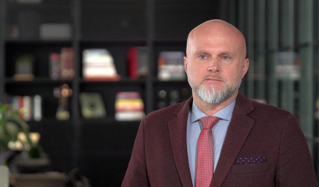 Lekarz: Karol Nawrocki zapewne sporo papierosów w swoim życiu wypalił. Stwierdził, że w kampanii lepiej będzie je zastąpić woreczkami nikotynowymi