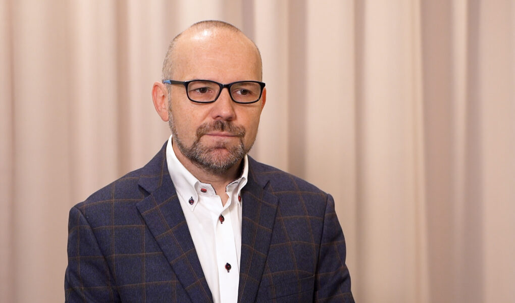 Większość Polaków nie sprawdza, ile wyniesie ich emerytura. Coraz więcej osób na nią odkłada